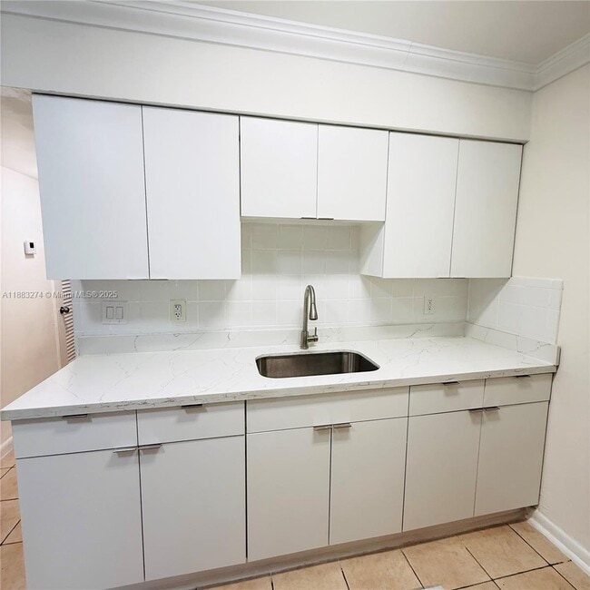 Building Photo - 1715 N 16th Ave Unit 114