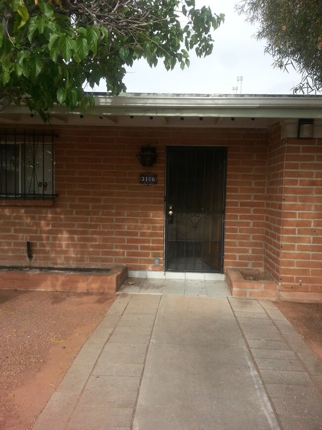 Building Photo - 4 Plex - 2 Bedroom Unit for Rent Rental