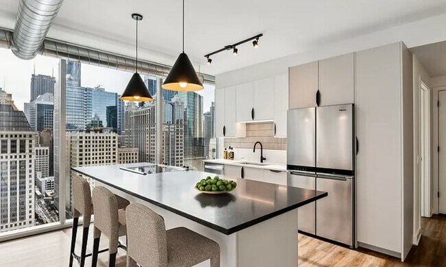 Photo - 165 W Kinzie St