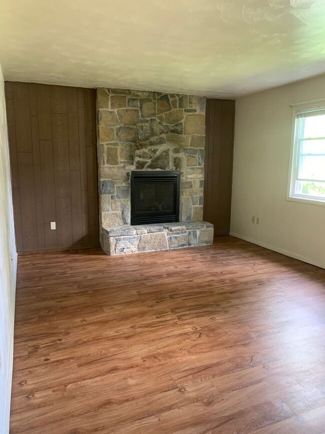 Building Photo - Spacious 2-Bedroom Apartment with Office i...