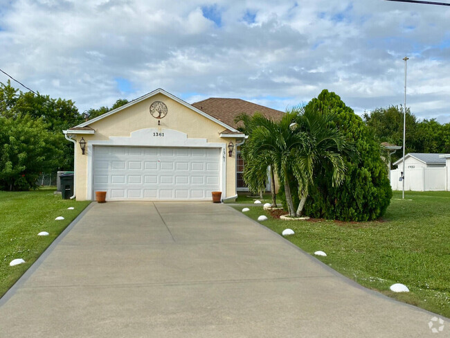 Building Photo - 1361 SW Gastador Ave Rental