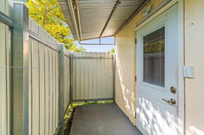 Photo - 570 W 46th Pl Unidad 0