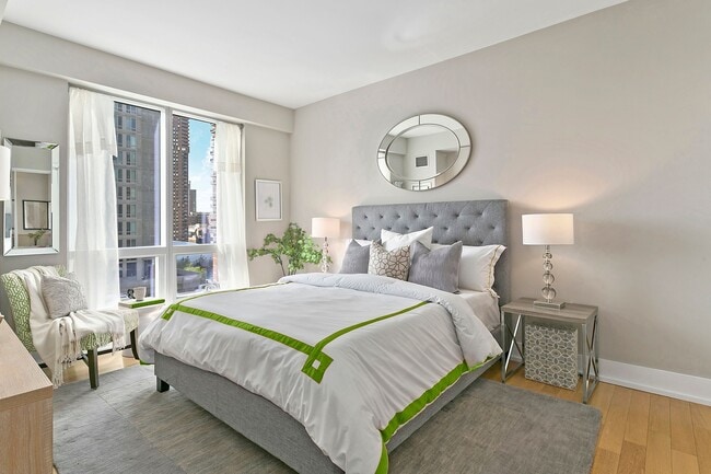 Photo - 350 W 42nd St