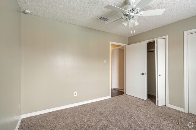 2BR, 2BA - 959SF