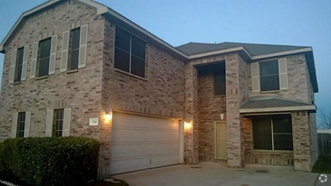 Building Photo - Massive home In Red Oak!!!!