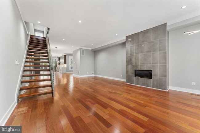 Photo - 2421 1st St NW