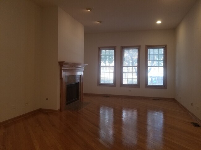 Photo - 1319 W Belmont Ave Unit 1