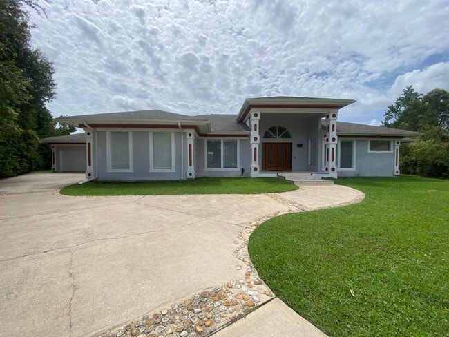 Building Photo - Spacious 3/2 with In-Law Suite