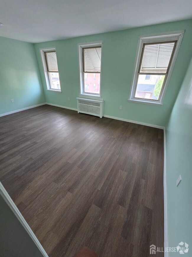 Building Photo - 557 Roosevelt Ave Rental