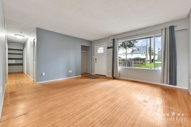 Photo - 3 Bed, 1.5 Bath House for Rent in White Rock! Unité House