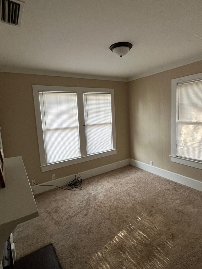 Photo - 108-110 S Love St