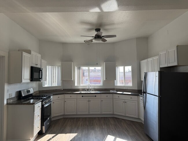 Building Photo - 939 University Ave Unit 202