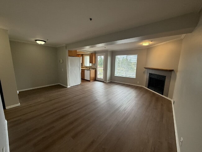 Building Photo - Updated 2 Bed, 2 Bath with Balcony and Fir... Unit B303 Rental