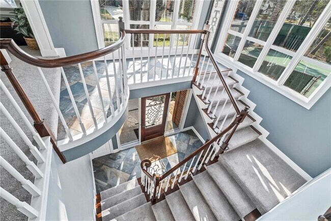 Photo - 632 Village Ln S