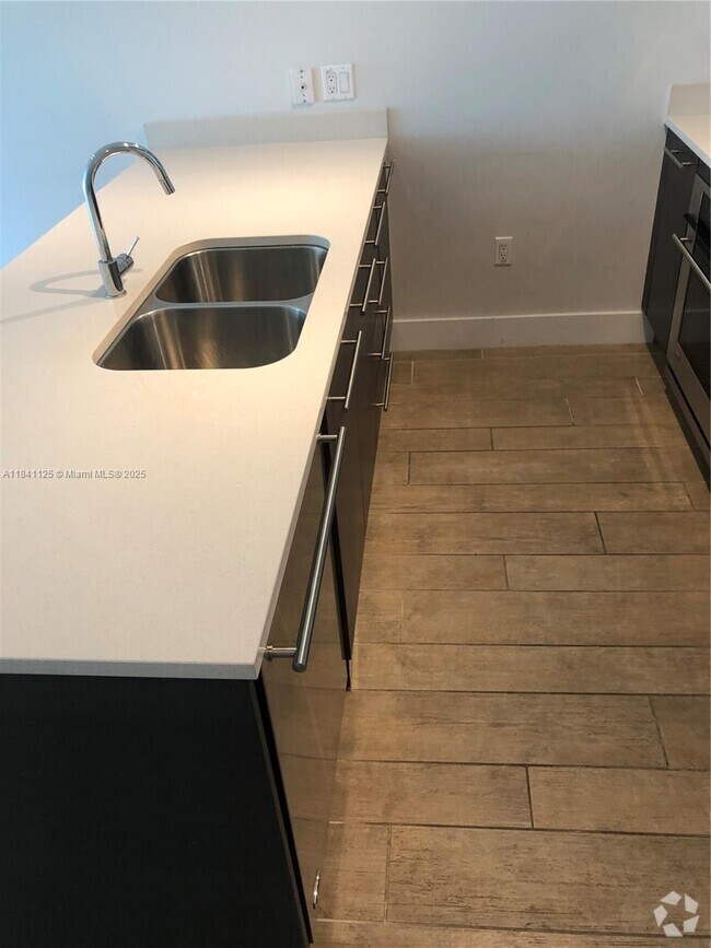 Building Photo - 500 Brickell Ave Unit 2408 Rental