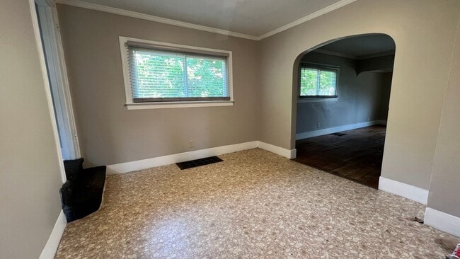 Photo - 357 Fox St SW