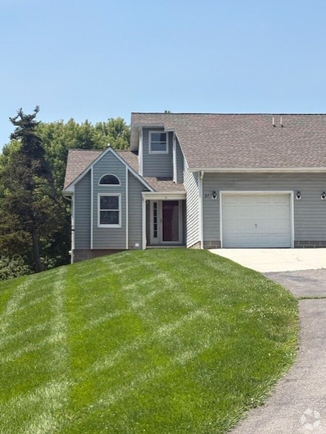 Building Photo - 3 bed, 2 bath condo ready for move-in. Unit ME-37