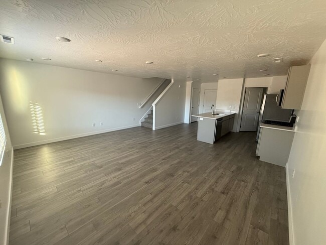 Photo - Includes internet - Pool/Pickle Ball +++