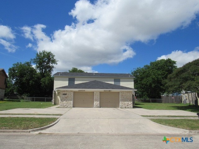 Building Photo - 2210 Cascade Dr