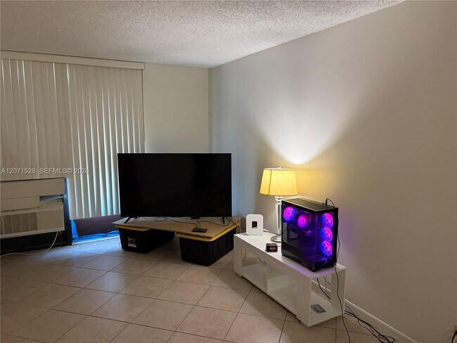 Photo - 2771 Riverside Dr Unidad 517-A