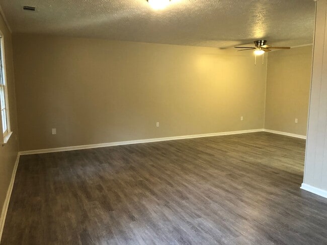 Building Photo - 515 Chateau Dr SE Unit 02 Rental