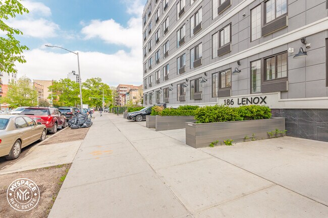 Photo - 186 Lenox Rd Apartamento Unidad 2F