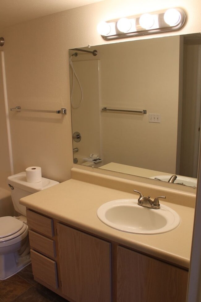 Photo - 2529 Ferndale Ln Unit 204