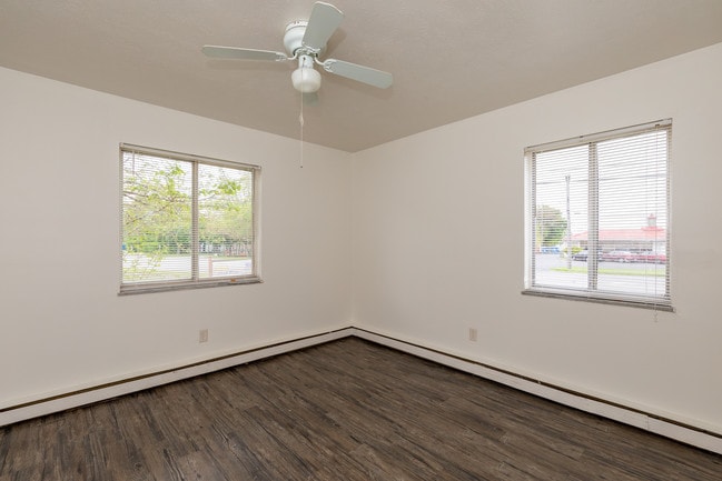 Photo - Water's Edge Apartments