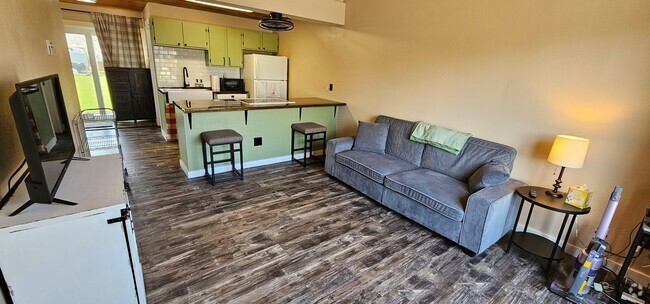 Building Photo - Fully Furnished, All Utilities Included, D... Rental