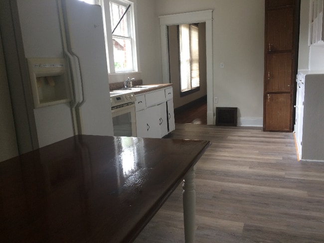 Photo - 617 Moulton St E