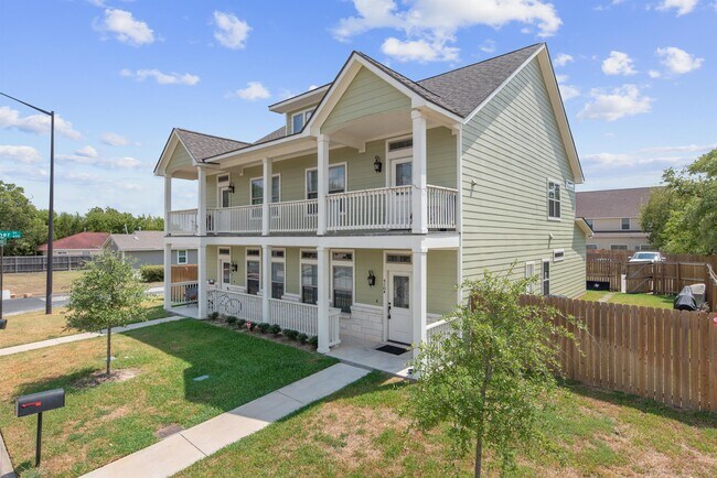 Photo - 102 Live Oak St