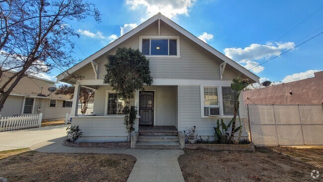 Building Photo - 3 Bedroom Front House in Historic Uptown 6...