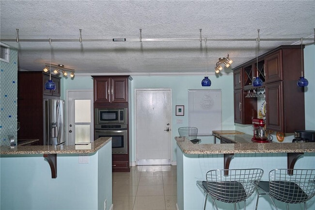 Photo - 2555 NE 11th St Unidad 703