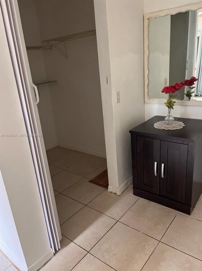 Photo - 3680 N 56th Ave Unidad 806