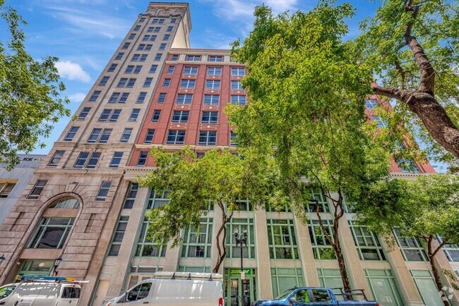 Building Photo - 111 E Flagler St Unit 1002 Rental