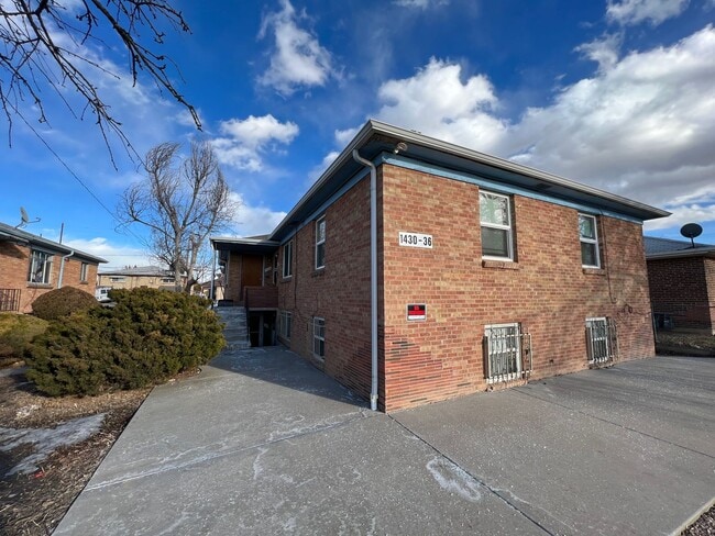 Building Photo - 2 Bedroom/ 1 Bathroom Upper Unit 1430 Rental