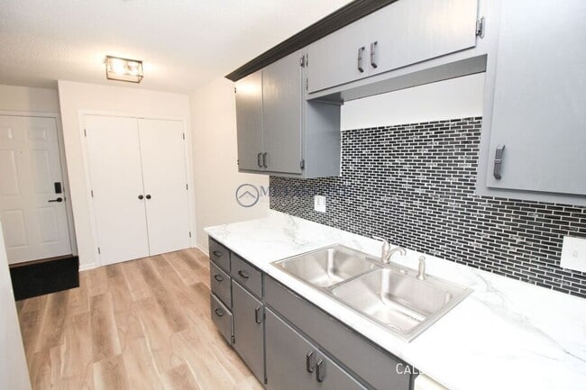 Building Photo - 308 S Lewis Ave Unit 1