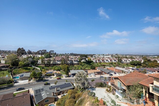 Building Photo - Gorgeous 2 Bed/2 Bath Point Loma Apartment - Views, W/D, Open Concept & More! Unit 10