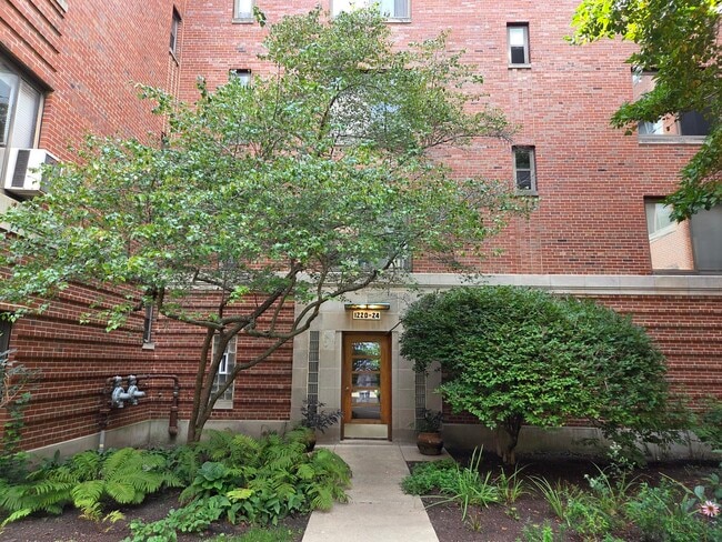 Building Photo - 1220 W Chase Ave Unit 2G Rental