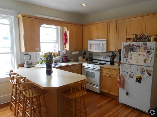 Building Photo - 5 Newton St Unit 2 Rental
