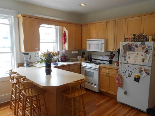 Building Photo - 5 Newton St Unit 2 Rental