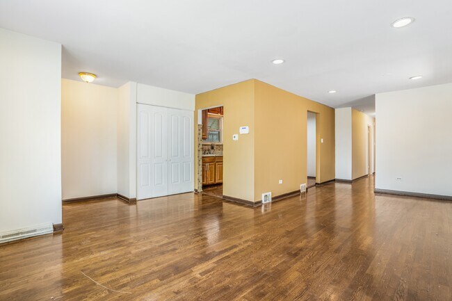 Photo - 8840 S Halsted St