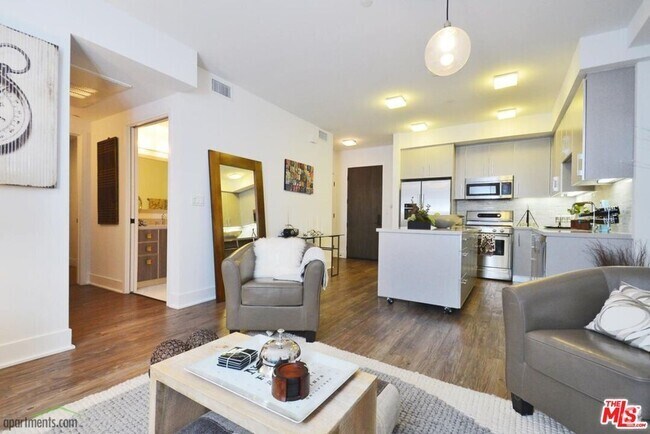 Building Photo - 1168 S Barrington Ave Unit 210 Rental