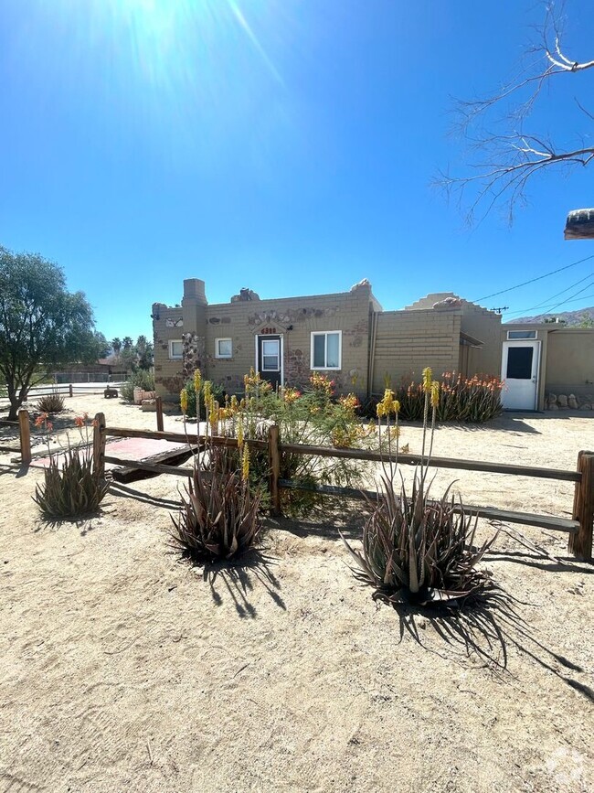 Building Photo - Eclectic 2 Bedroom 1 Bathroom with 2 Offic... Rental