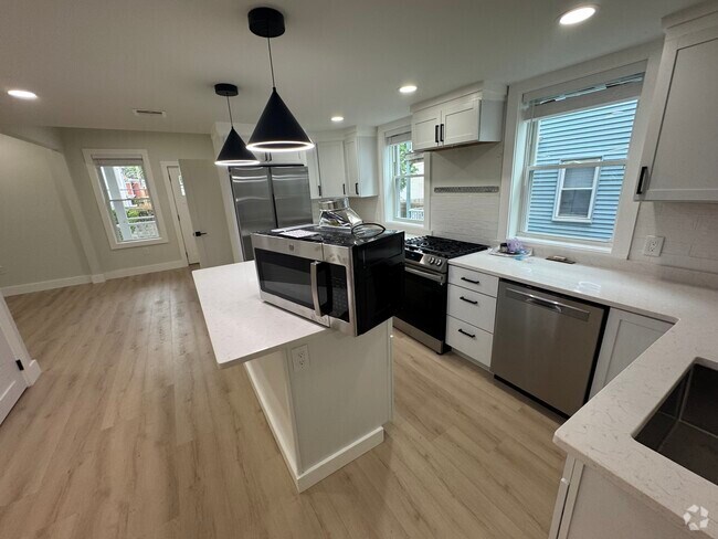 Building Photo - 47 Brackett St Unit 1 Rental