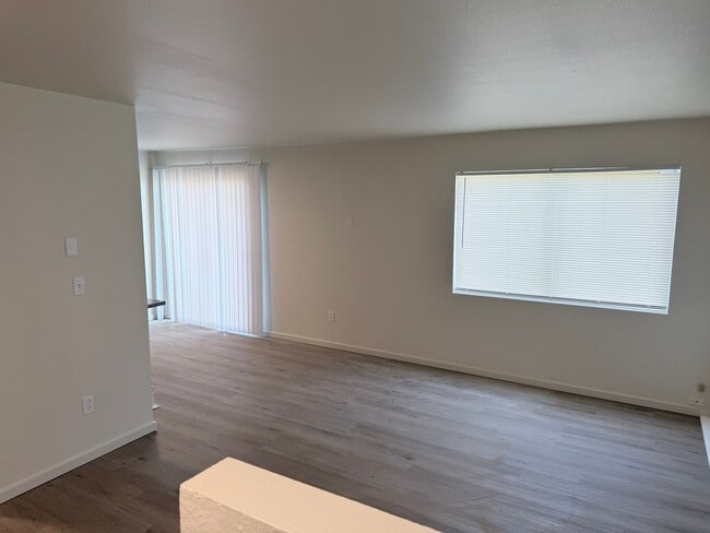 Photo - 223 E St NE Unidad 4