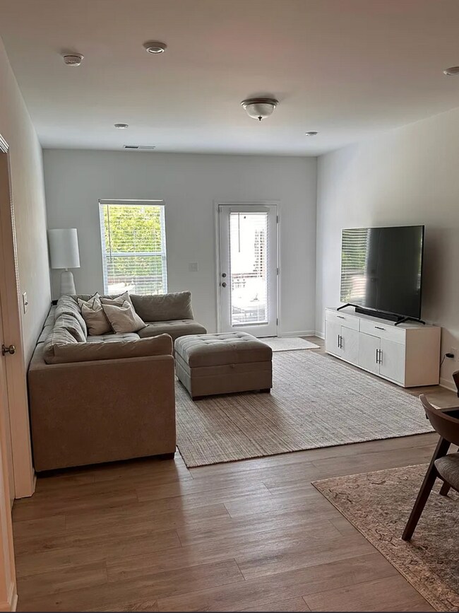 Photo - 930 Millstream Dr