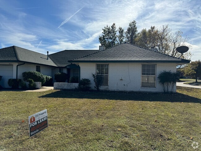 Building Photo - 2 bed 2 bath duplex, new carpet and paint! Rental