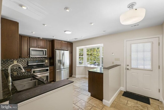 Photo - 124 Barnsfield Ct