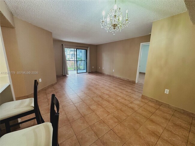 927 NE 199th St Unit 101